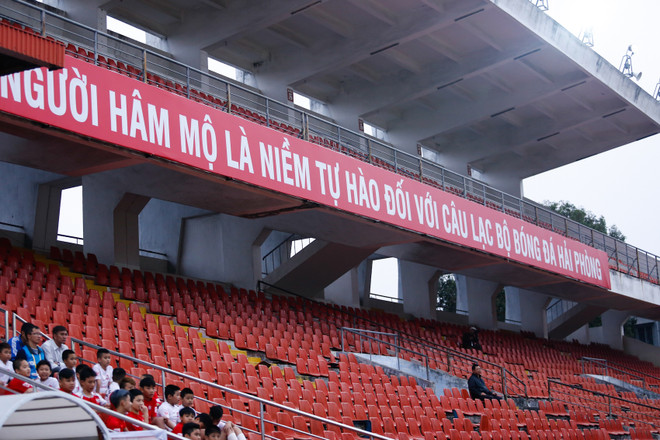 Sân Lạch Tray vắng lặng, CĐV Hải Phòng đốt pháo sáng trên đường phố ảnh 4