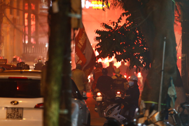 Sân Lạch Tray vắng lặng, CĐV Hải Phòng đốt pháo sáng trên đường phố ảnh 11