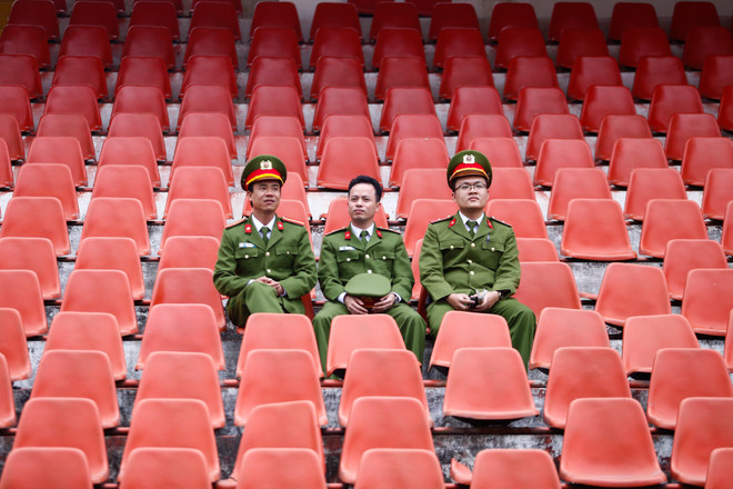 Sân Lạch Tray vắng lặng, CĐV Hải Phòng đốt pháo sáng trên đường phố ảnh 5