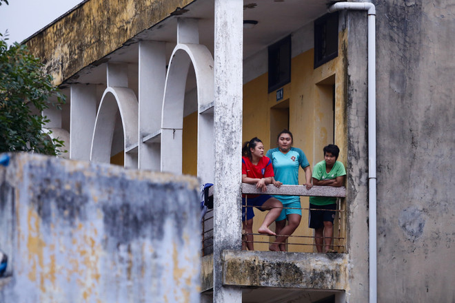 Sân Lạch Tray vắng lặng, CĐV Hải Phòng đốt pháo sáng trên đường phố ảnh 6