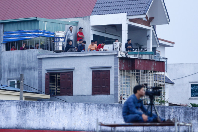 Sân Lạch Tray vắng lặng, CĐV Hải Phòng đốt pháo sáng trên đường phố ảnh 7