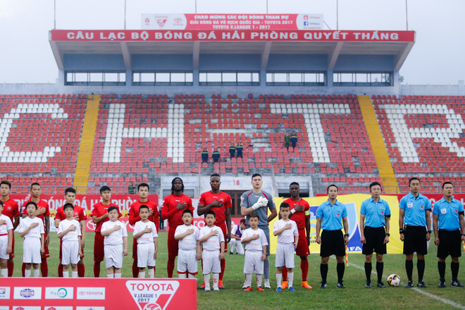 Sân Lạch Tray vắng lặng, CĐV Hải Phòng đốt pháo sáng trên đường phố ảnh 3