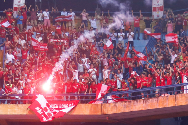 Cổ động viên đất cảng quậy tưng bừng, Hàng Đẫy ngập trong pháo sáng ảnh 6