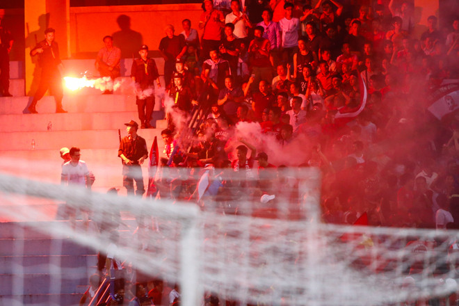 Cổ động viên đất cảng quậy tưng bừng, Hàng Đẫy ngập trong pháo sáng ảnh 4