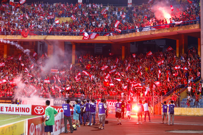 Cổ động viên đất cảng quậy tưng bừng, Hàng Đẫy ngập trong pháo sáng ảnh 7