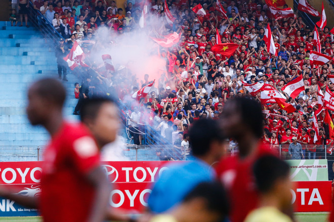 Cổ động viên đất cảng quậy tưng bừng, Hàng Đẫy ngập trong pháo sáng ảnh 2