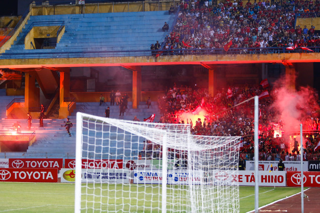 Cổ động viên đất cảng quậy tưng bừng, Hàng Đẫy ngập trong pháo sáng ảnh 5