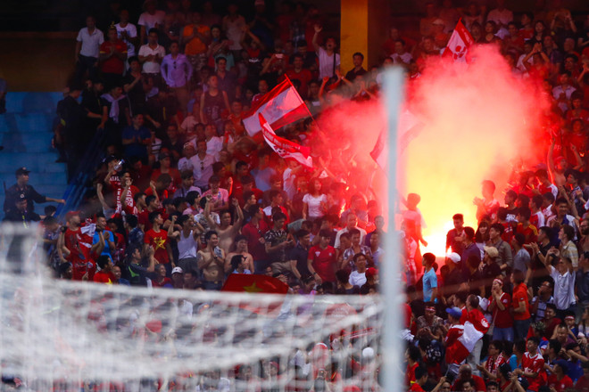 Cổ động viên đất cảng quậy tưng bừng, Hàng Đẫy ngập trong pháo sáng ảnh 3