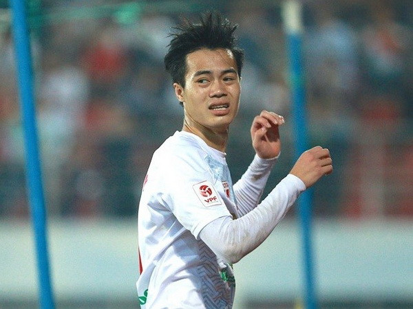 Phản ứng trọng tài nhưng Văn Toàn chỉ bị VFF phạt cảnh cáo ảnh 1