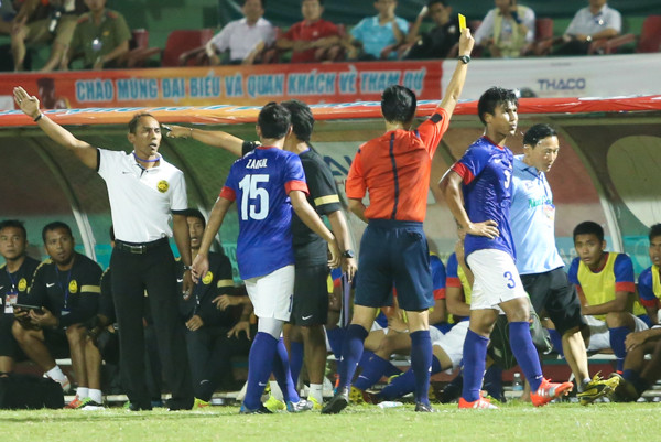 Ở bên kia chiến tuyến, huấn luyện viên của U21 Malaysia cũng tỏ ra rất căng thẳng. (Ảnh: Minh Chiến/Vietnam+) HLV Graechen phát cáu vì cầu thủ U19 HAGL JMG không làm theo chỉ đạo ảnh 5
