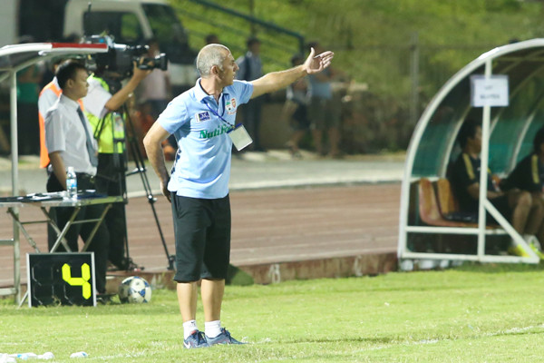 Huấn luyện viên của U19 Hoàng Anh Gia Lai đã liên tục ra dấu, kêu gọi. Ông không thể ngồi yên suốt nửa sau của hiệp hai. (Ảnh: Minh Chiến/Vietnam+) HLV Graechen phát cáu vì cầu thủ U19 HAGL JMG không làm theo chỉ đạo ảnh 4