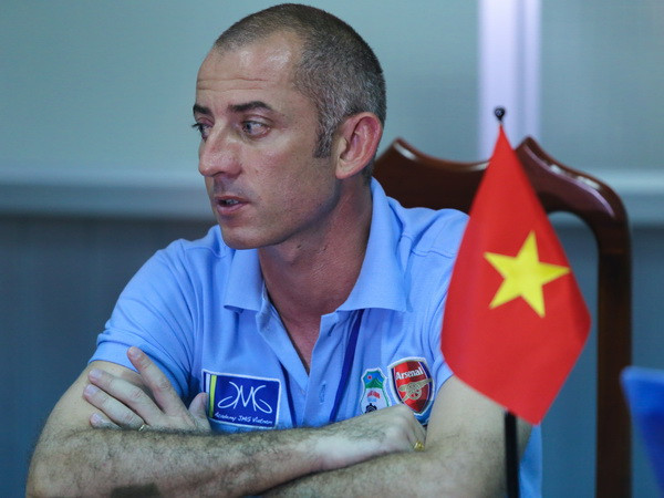"Cầu thủ của tôi đã quá yếu để có thể thực hiện chỉ đạo chiến thuật" - Guillaume Graechen. (Ảnh: Minh Chiến/Vietnam+) Thầy “Giôm” thừa nhận U19 HAGL yếu tâm lý, thể lực kém, thắng may mắn ảnh 1