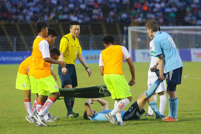 Trọng tài "há mồm" sững sờ vì cầu thủ U21 Sydney ăn vạ quá giỏi ảnh 5