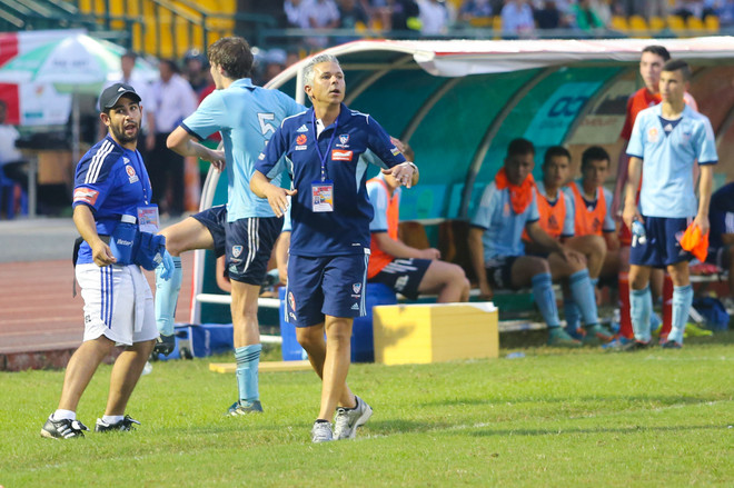 Trọng tài "há mồm" sững sờ vì cầu thủ U21 Sydney ăn vạ quá giỏi ảnh 7