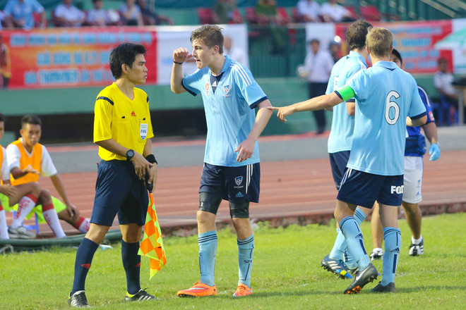 Trọng tài "há mồm" sững sờ vì cầu thủ U21 Sydney ăn vạ quá giỏi ảnh 8
