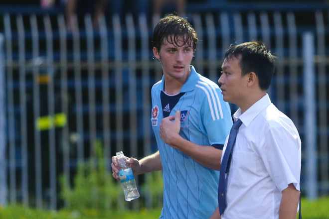 Trọng tài "há mồm" sững sờ vì cầu thủ U21 Sydney ăn vạ quá giỏi ảnh 9