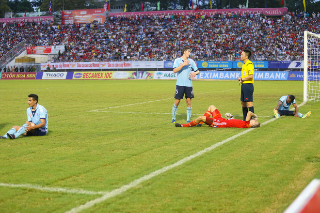 Trọng tài "há mồm" sững sờ vì cầu thủ U21 Sydney ăn vạ quá giỏi ảnh 4