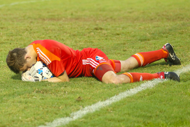 Trọng tài "há mồm" sững sờ vì cầu thủ U21 Sydney ăn vạ quá giỏi ảnh 10