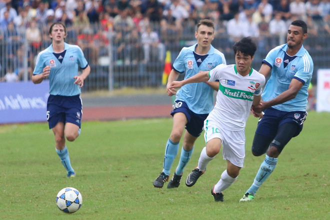 [Photo] Công Phượng và đồng đội cúi đầu trước “bêtông” Australia ảnh 7