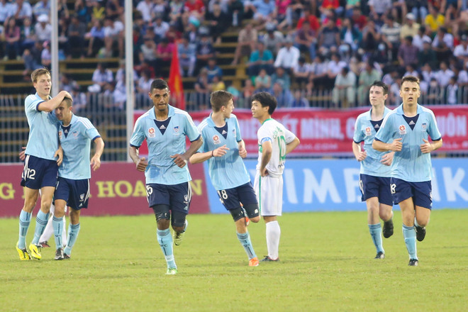 [Photo] Công Phượng và đồng đội cúi đầu trước “bêtông” Australia ảnh 1