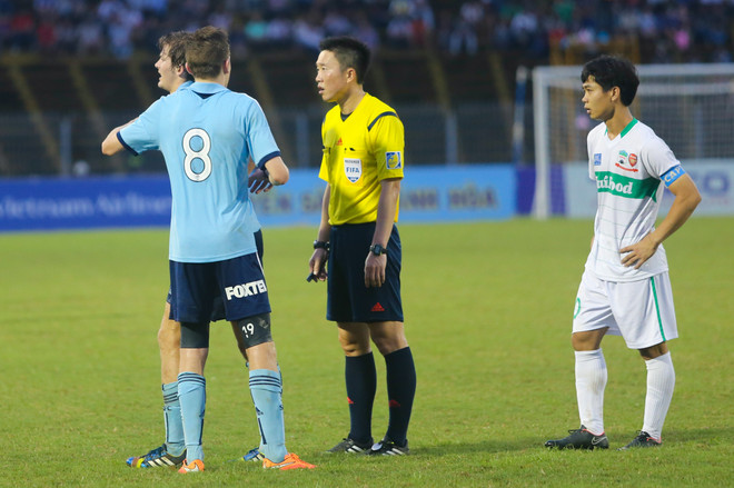 Trọng tài "há mồm" sững sờ vì cầu thủ U21 Sydney ăn vạ quá giỏi ảnh 6