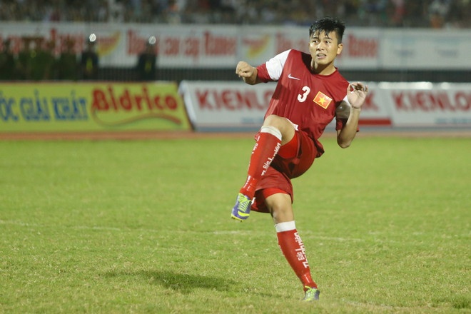 [Video] Cận cảnh Mạnh Hùng diễn trò lố trước thủ môn U19 HAGL JMG ảnh 1