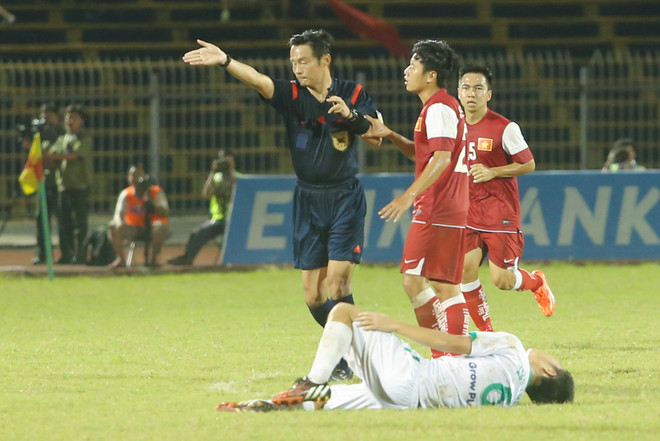 Thực tế đã chứng minh sự “hữu hảo” của U21 Việt Nam khi họ liên tục có những pha vào bóng quyết liệt quá mức cần thiết. (Ảnh: Minh Chiến/Vietnam+) Băng rôn xúc động của cổ động viên trong chiến thắng của U19 HAGL ảnh 3