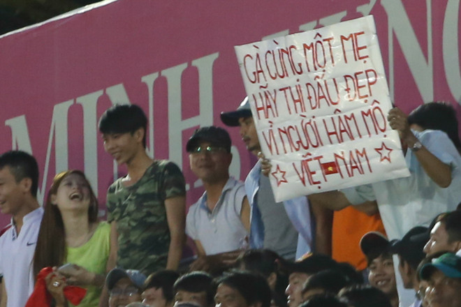 Trước đó, dư luận đã lo ngại một trận cầu căng thẳng do mâu thuẫn về sự quan tâm giữa hai đội tuyển. (Ảnh: Minh Chiến/Vietnam+) Băng rôn xúc động của cổ động viên trong chiến thắng của U19 HAGL ảnh 2