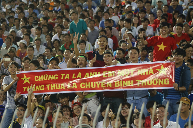 Băng rôn trên sân Cần Thơ chiều qua. Người hâm mộ đã kỳ vọng một trận cầu đẹp giữa hai đội bóng Việt Nam. (Ảnh: Minh Chiến/Vietnam+) Băng rôn xúc động của cổ động viên trong chiến thắng của U19 HAGL ảnh 1