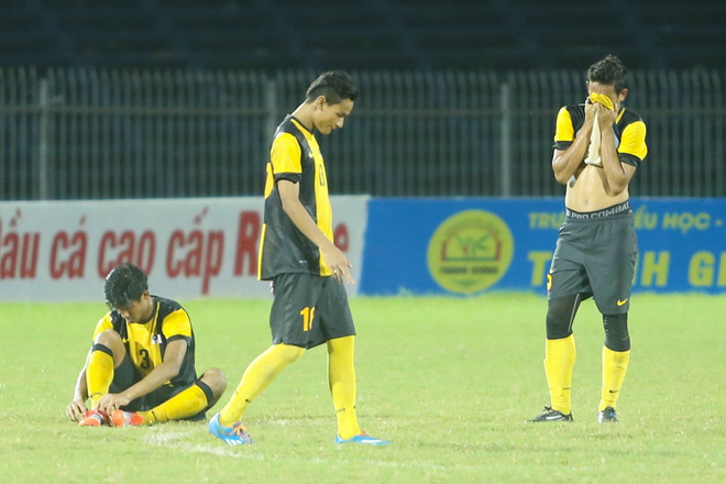 Cú sốc quá lớn cho những cầu thủ trẻ Malaysia. (Ảnh: Minh Chiến/Vietnam+) HLV U21 Malaysia suýt khóc sau trận thua không tưởng trước Thái Lan ảnh 2