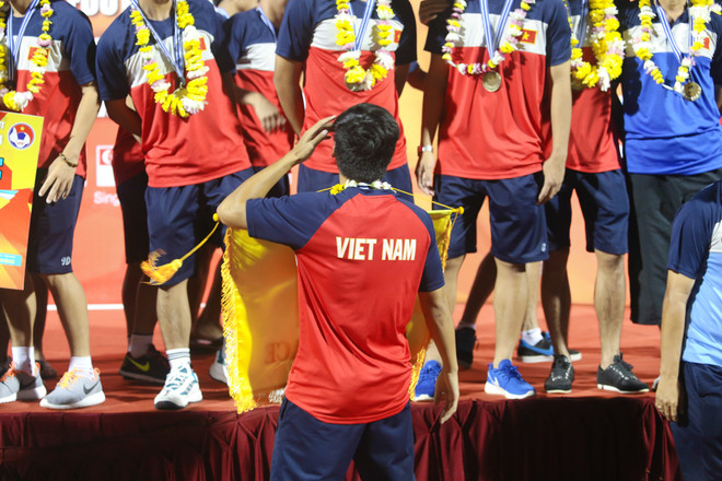 Đến lượt đội trưởng U21 Việt Nam diễn trò lố trên bục trao giải ảnh 4