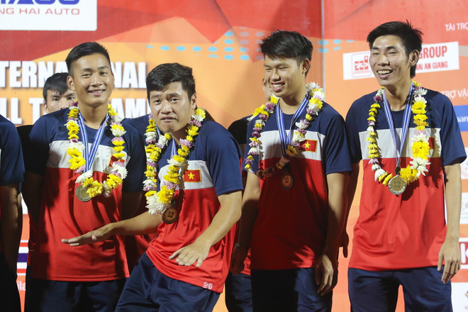 Đến lượt đội trưởng U21 Việt Nam diễn trò lố trên bục trao giải ảnh 1