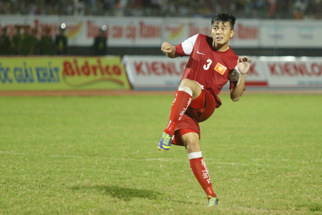 Đến lượt đội trưởng U21 Việt Nam diễn trò lố trên bục trao giải ảnh 5