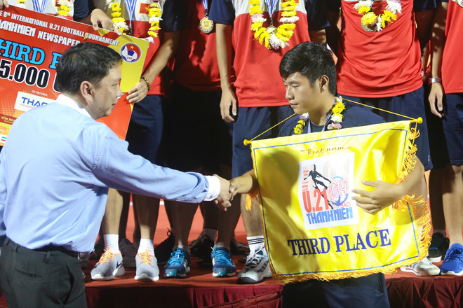 Đến lượt đội trưởng U21 Việt Nam diễn trò lố trên bục trao giải ảnh 3