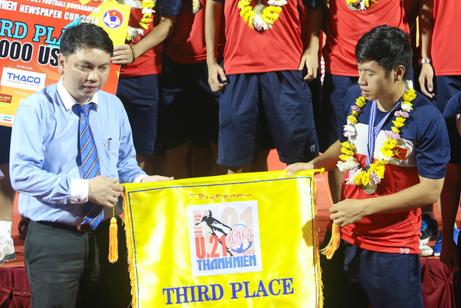 Đến lượt đội trưởng U21 Việt Nam diễn trò lố trên bục trao giải ảnh 2