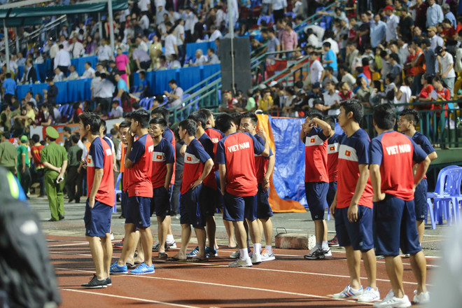 Đến lượt đội trưởng U21 Việt Nam diễn trò lố trên bục trao giải ảnh 7