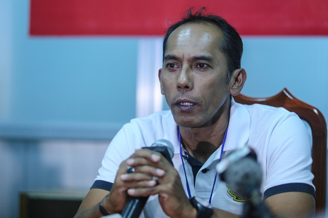 Ông Waras với đôi mắt ướt lệ trong phòng họp báo sau trận thua không tưởng. (Ảnh: Minh Chiến/Vietnam+) HLV U21 Malaysia suýt khóc sau trận thua không tưởng trước Thái Lan ảnh 1