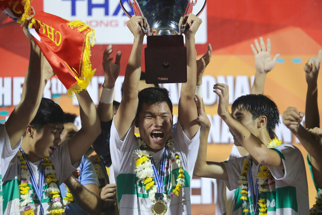 Phút đăng quang xúc động của U19 Hoàng Anh Gia Lai JMG ảnh 13