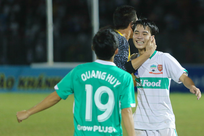 Phút đăng quang xúc động của U19 Hoàng Anh Gia Lai JMG ảnh 3