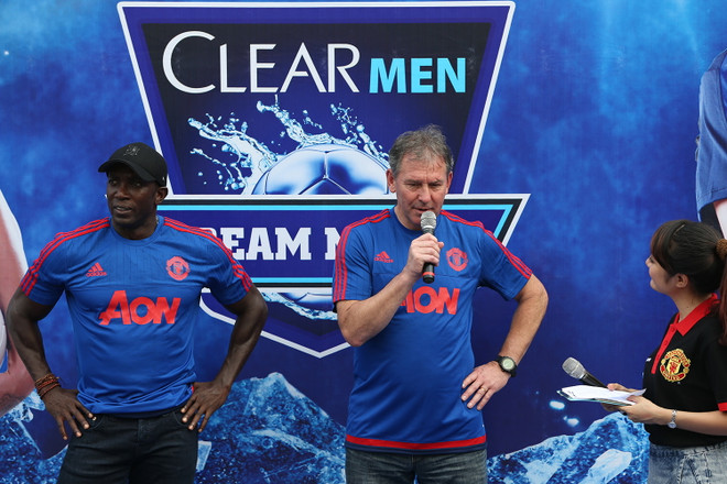 Cơ hội ra sân cùng hai huyền thoại Manchester United vào tháng Sáu ảnh 1