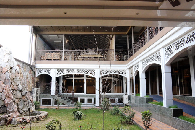 [Photo] Cận cảnh khách sạn cổ kính của tuyển Việt Nam ở Tajikistan ảnh 1