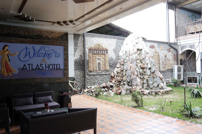 [Photo] Cận cảnh khách sạn cổ kính của tuyển Việt Nam ở Tajikistan ảnh 2