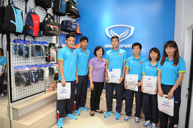 Tuyển thủ Việt Nam rạng rỡ bên áo đấu mới của hãng Thái Lan ảnh 2