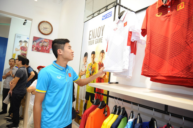 Tuyển thủ Việt Nam rạng rỡ bên áo đấu mới của hãng Thái Lan ảnh 1