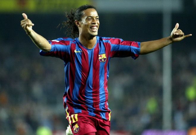 Ronaldinho và Seedorf tới Việt Nam cùng cúp bạc Champions League ảnh 1