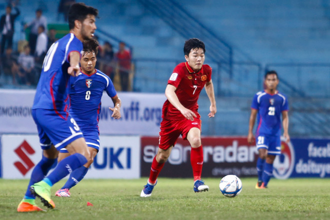 [Photo] Xuân Trường xúc động nắm tay cha mẹ sau tháng ngày xa cách ảnh 4