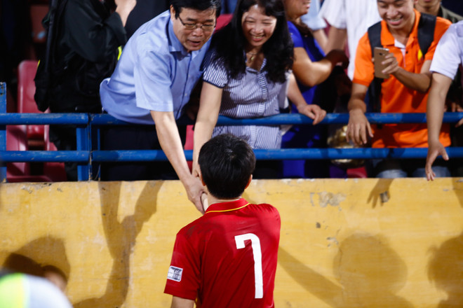 [Photo] Xuân Trường xúc động nắm tay cha mẹ sau tháng ngày xa cách ảnh 1