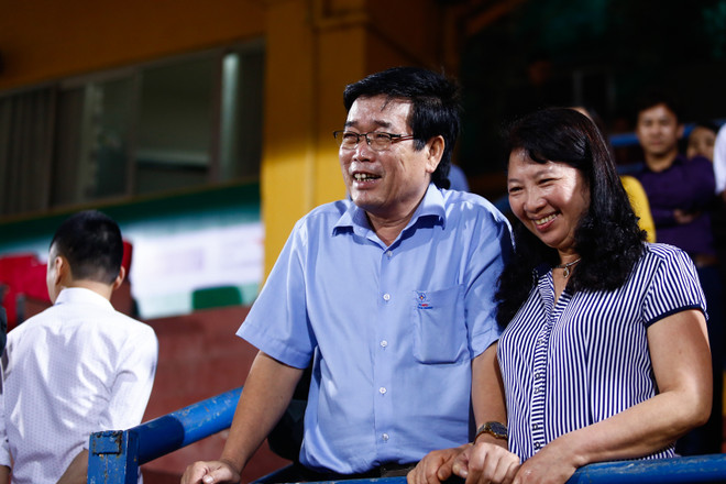 [Photo] Xuân Trường xúc động nắm tay cha mẹ sau tháng ngày xa cách ảnh 2