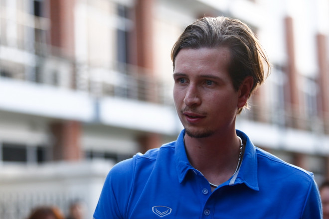 Bác sỹ người Đức phải chăm sóc cho riêng thủ thành Đặng Văn Lâm ảnh 2