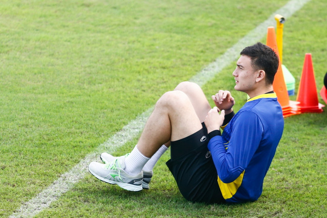 Bác sỹ người Đức phải chăm sóc cho riêng thủ thành Đặng Văn Lâm ảnh 1